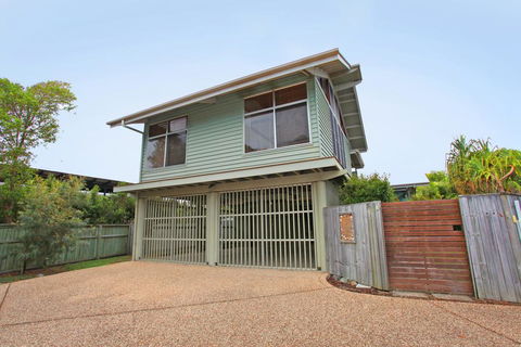 18 Northbeach Place, Mudjimba Beach - Pet Friendly, Linen Included, WIFI - Perths Hotel 0