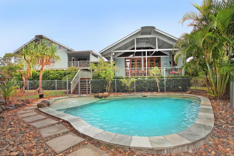 18 Northbeach Place, Mudjimba Beach - Pet Friendly, Linen Included, WIFI - Perths Hotel 1