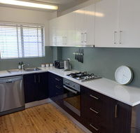 2 Bed Bar Beach Apartment - stroll to beach  cafes supermarket apartment 6 - Perths Hotel
