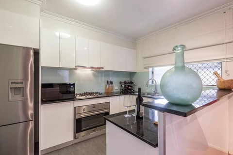 2 Bedroom With Parking & AC Close To Beach & City - Perths Hotel 3