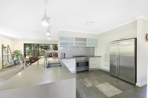 250 David Low Way, Peregian Beach - Perths Hotel 1