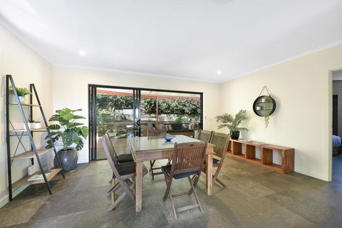250 David Low Way, Peregian Beach - Perths Hotel 3