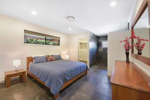250 David Low Way, Peregian Beach - Perths Hotel 2