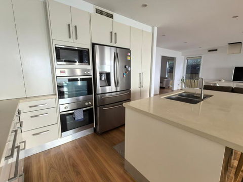 Beachfront Bliss 4BR Villa Direct Beach Access - Perths Hotel 3