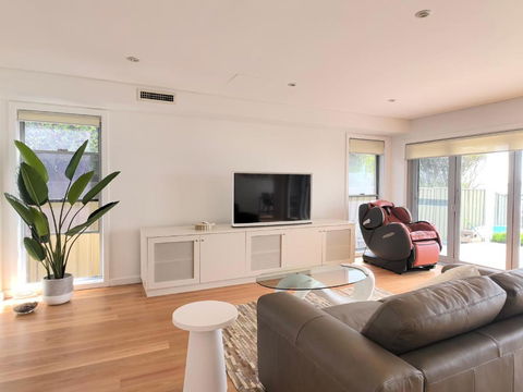 Beachfront Bliss 4BR Villa Direct Beach Access - Perths Hotel 0