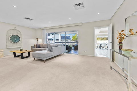 Beautiful House In Sylvania Waters - Perths Hotel 4