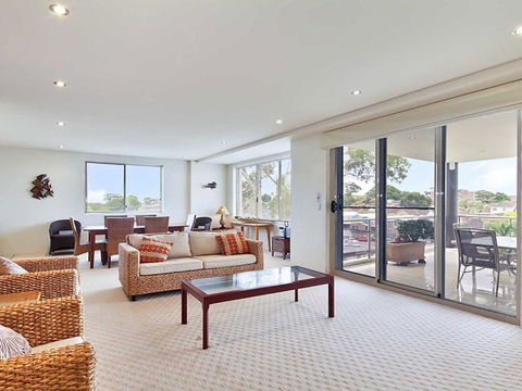 Carrington, 8 15 Government Road - Spacious Unit With Air Conditioning, Lift, Secure Parking And Close To Town - Perths Hotel 1