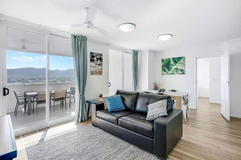 Cairns City Escape - Elevated Modern Haven With Pool - Perths Hotel 0