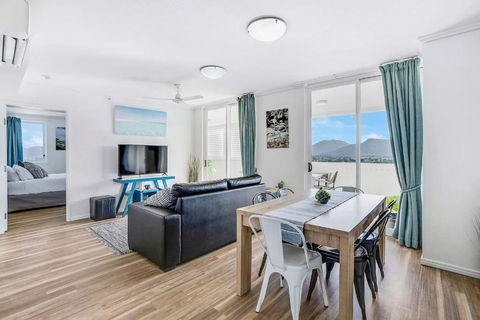 Cairns City Escape - Elevated Modern Haven With Pool - Perths Hotel 3