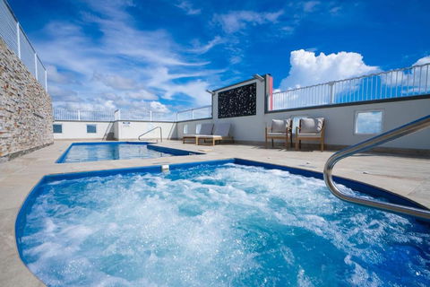 Cairns City Escape - Elevated Modern Haven With Pool - Perths Hotel 4