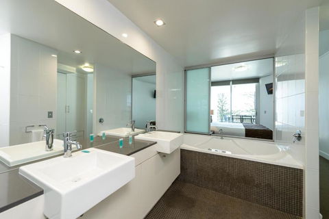 C Bargara Resort - Perths Hotel 3