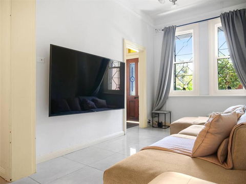 Central 4 BDRM Terrace With Office - Perths Hotel 0