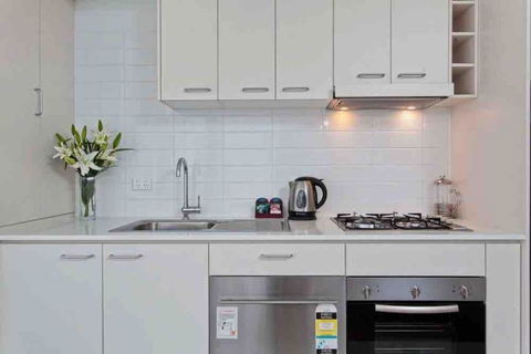 CBD Studio With Balcony+pool+gym+sauna - Perths Hotel 3