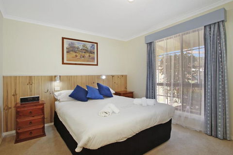 Cedar Cottage - Unit 3 Tudor Village - Perths Hotel 3