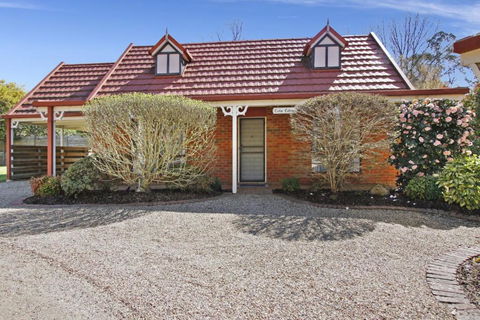 Cedar Cottage - Unit 3 Tudor Village - Perths Hotel 1