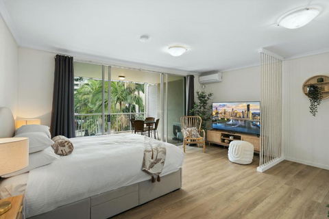 Central Coastal Studio Apartment With Pool View - Perths Hotel 1