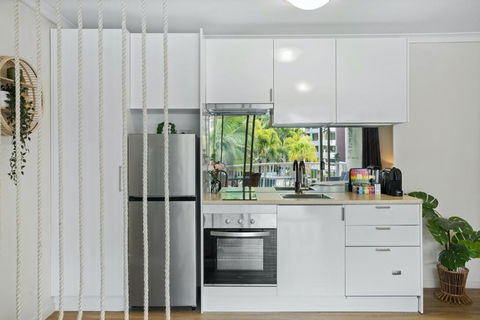 Central Coastal Studio Apartment With Pool View - Perths Hotel 4