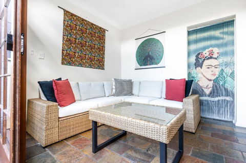 Charming 2-Bed Home Near Enmore Theatre - Perths Hotel 3