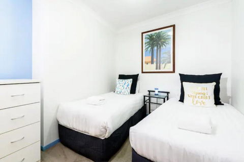 Chevron Big Family 3BRM, 3 Pools, Gym, Sauna, Spa. - Perths Hotel 1