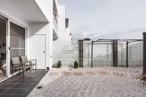 Chic Vibes In A Lakeside Townhouse - Perths Hotel 2