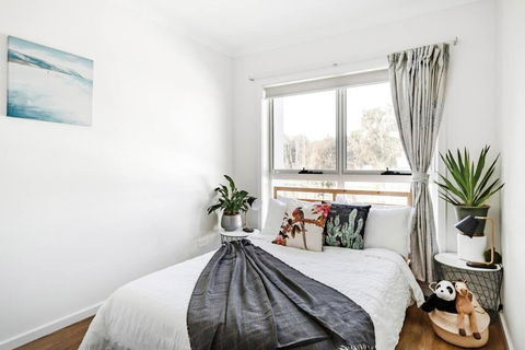 Chic Vibes In A Lakeside Townhouse - Perths Hotel 3