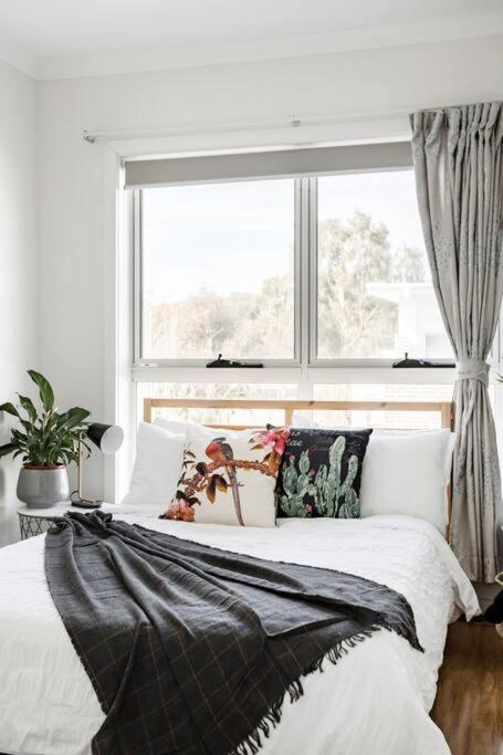 Chic Vibes In A Lakeside Townhouse - Perths Hotel 4