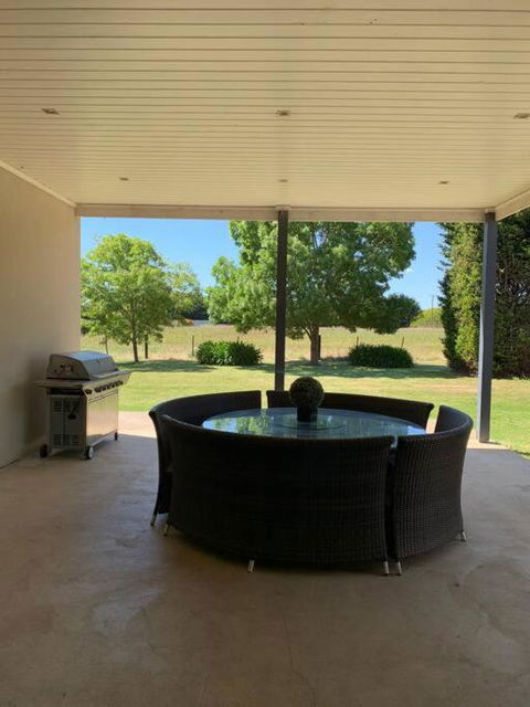 Claret Lodge Modern Country Retreat - Perths Hotel 3