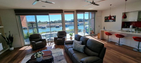 Clearview Waters - 4 King Bedrooms, 3 Bathrooms & Views - Perths Hotel 1