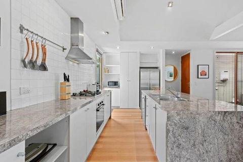 Coastal Class And Sophistication 500m To Beach - Perths Hotel 4