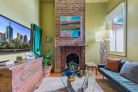 Colourful & Charming 2-Bed Fitzroy Heritage Home - Perths Hotel 0
