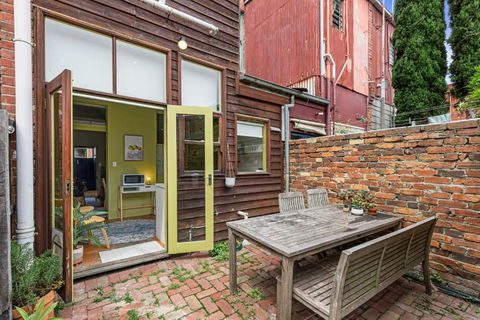 Colourful & Charming 2-Bed Fitzroy Heritage Home - Perths Hotel 1