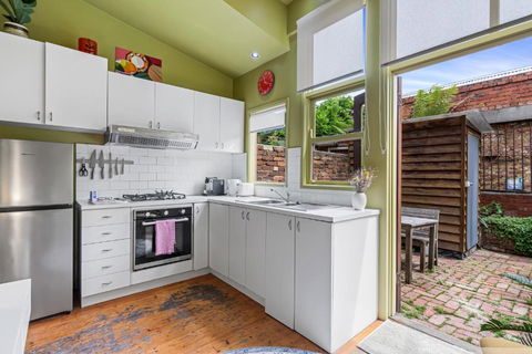 Colourful & Charming 2-Bed Fitzroy Heritage Home - Perths Hotel 2