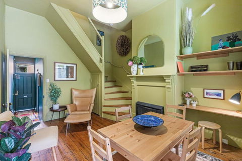 Colourful & Charming 2-Bed Fitzroy Heritage Home - Perths Hotel 4