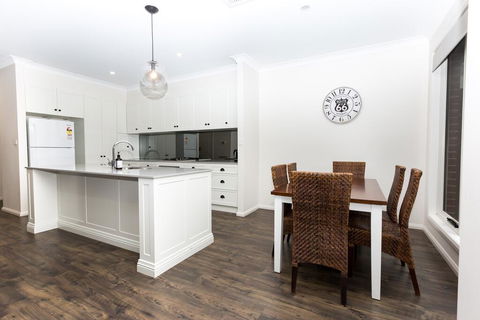 4 Bedroom Inner City Townhouse - SLEEPS 9 !! - Perths Hotel 3