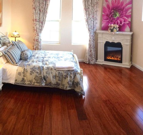4 Ensuite Chelsea Villa CBD-Airport - Perths Hotel 1