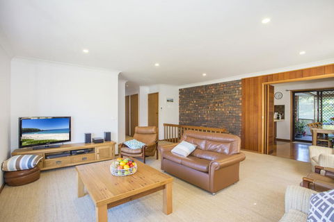 57 Carroll Ave Mollymook Beach - Relaxed Homely Retreat - Perths Hotel 2