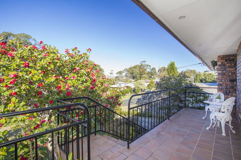 57 Carroll Ave Mollymook Beach - Relaxed Homely Retreat - Perths Hotel 0