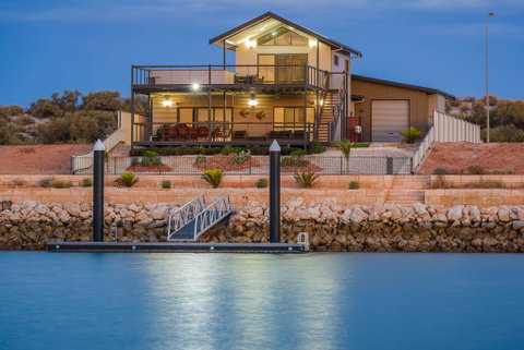 64 Madaffari Drive - PRIVATE JETTY - Perths Hotel 0