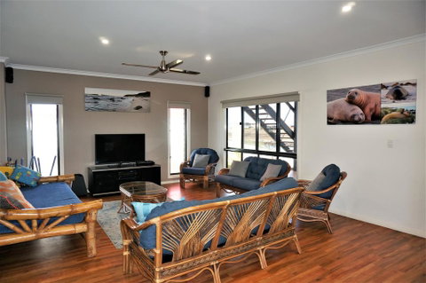 64 Madaffari Drive - PRIVATE JETTY - Perths Hotel 3