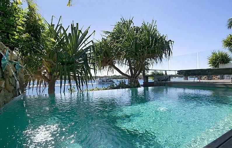 Noosa QLD Perths Hotel