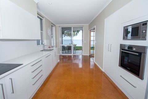 A Foreshore - Salamander Bay - Perths Hotel 0
