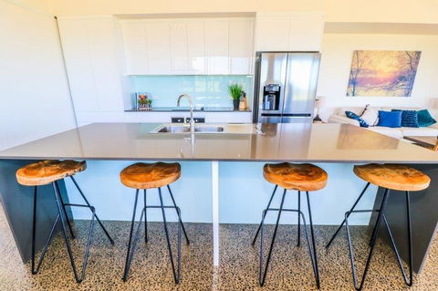 Absolute Beachfront & Secluded New Home - Perths Hotel 2