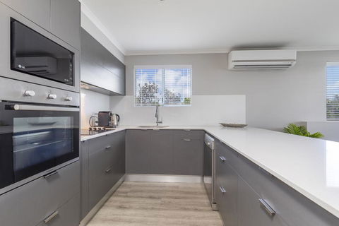 Absolute Beachfront Penthouse, Castaways Beach - Perths Hotel 3