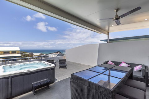 Absolute Beachfront Penthouse, Castaways Beach - Perths Hotel 1