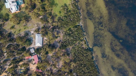 Acacia Lakehouse - The Lake At Your Doorstep - Perths Hotel 1
