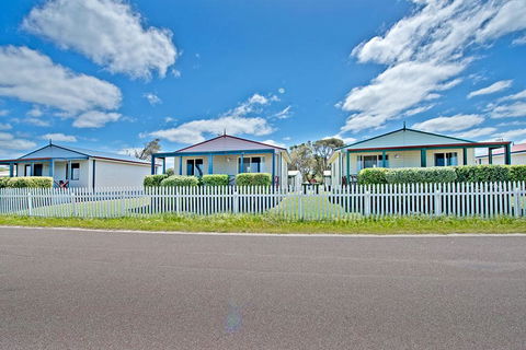 Acclaim Rose Gardens Beachside Holiday Park - Perths Hotel 1