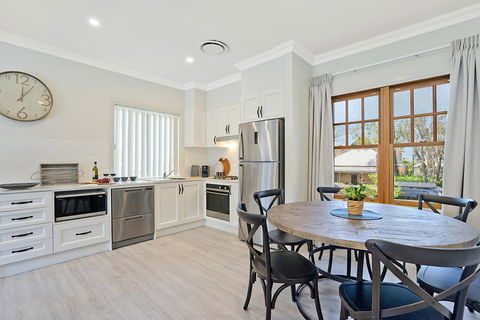 Accommodation Hunter - Adams Street Maitland - Perths Hotel 0