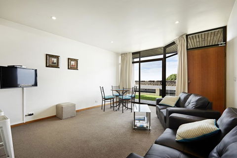Accommodation Portland Victoria - Perths Hotel 1