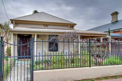 Adelaide Close CBD Large Private Studio Apartment In St Peters - Perths Hotel 0