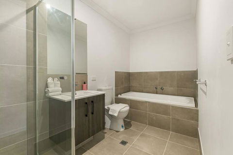 Dual Key 5BR Family Home With Stunning Interior - Perths Hotel 1